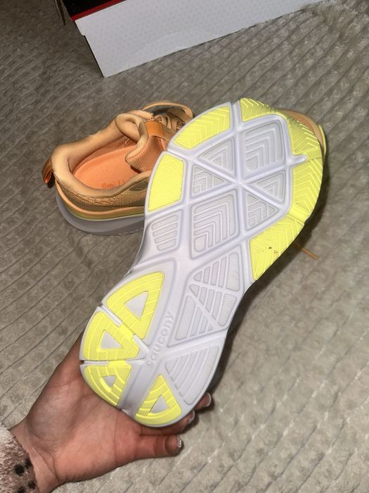 кросівки жіночі saucony guide 18