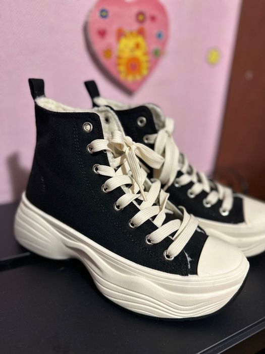 Кеди Converse з високим верхом.