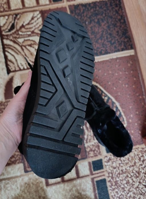 Продам зимние новые ботинки