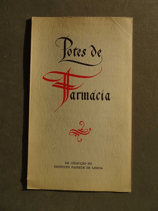 Potes de farmácia da coleção Instituto Pasteur de Lisboa IV