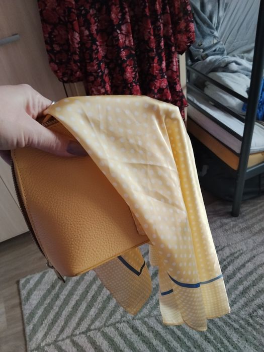 Żółta chusta groszki