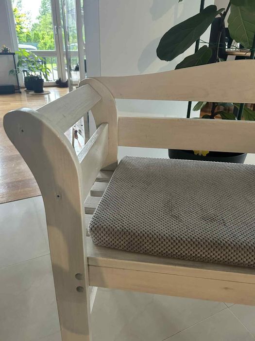 Drewniana biała ławka