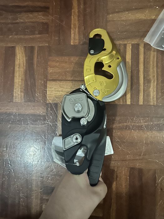 Descensor autofrenante Petzl I’D S +     Mosquetão com trava de rosca