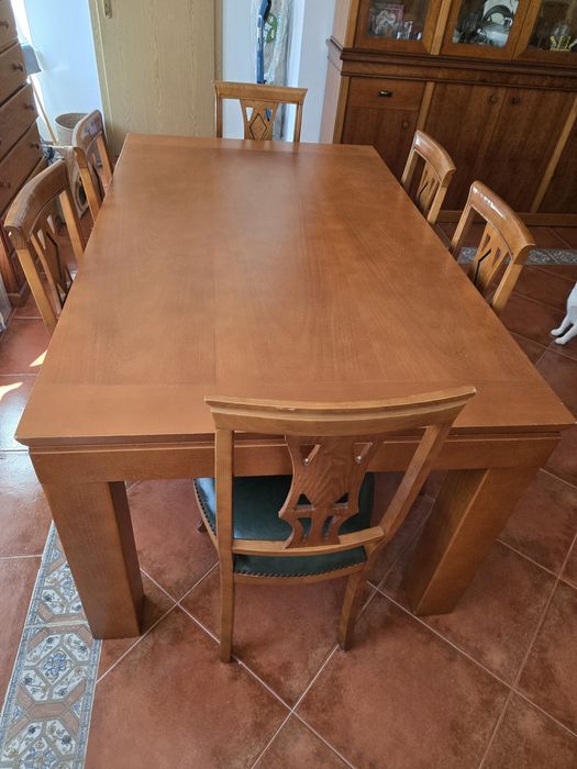 Vendo cristaleira e mesa com  8 cadeiras.  PAGAMENTO NA ENTREGA