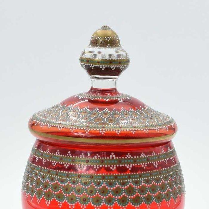 Pote decorativo em vidro vermelho pintado à mão