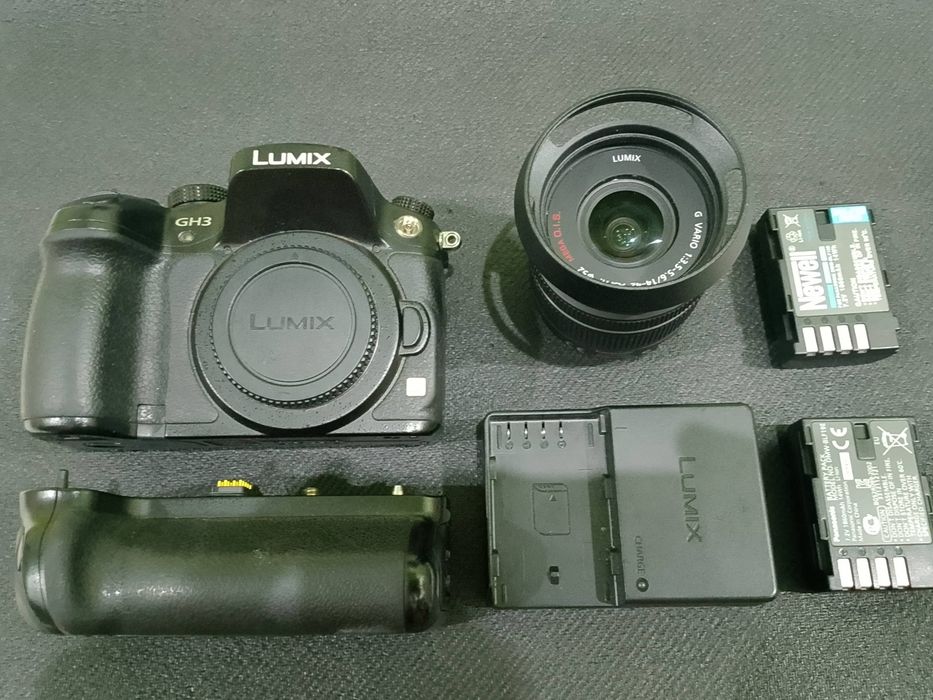 Aparat Panasonic Lumix DMC-GH3 z obiektywem 14-42mm i baterry gripem DMW-BGGH3