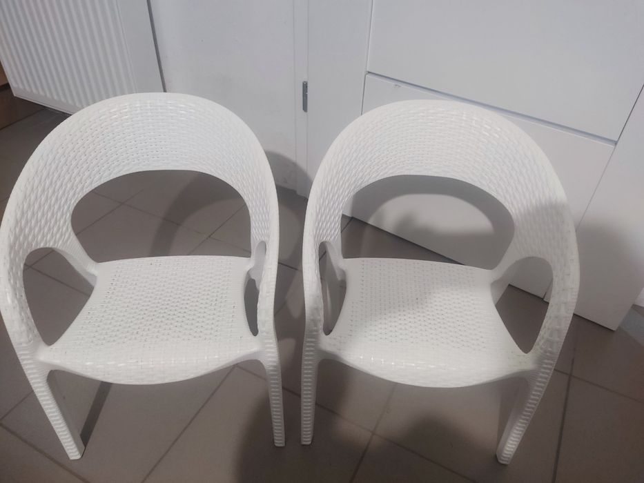 Dwa krzesełka dziecięce