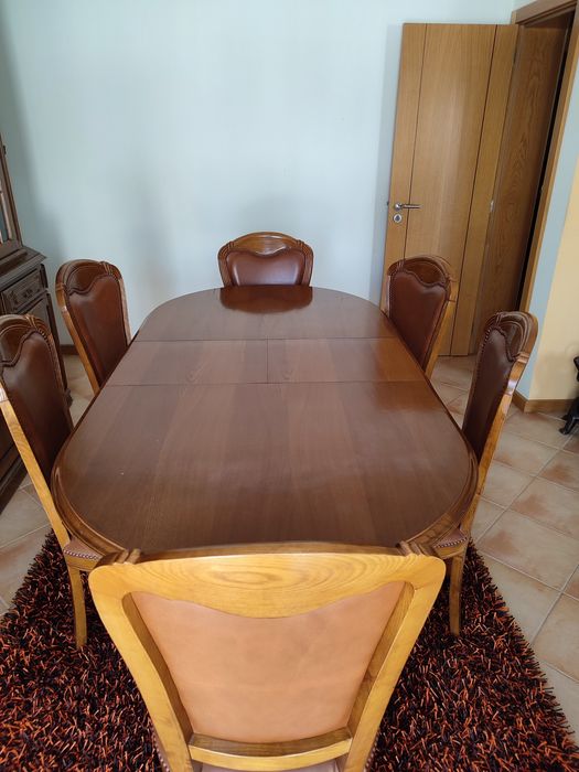 Móvel de sala com mesa e 6 cadeiras