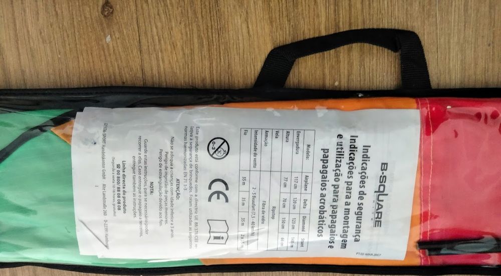 Papagaio acrobático colorido e embalado de origem. NOVO