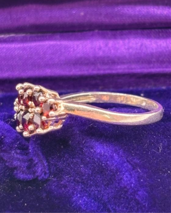 Srebrny pierścionek z granatami 0941