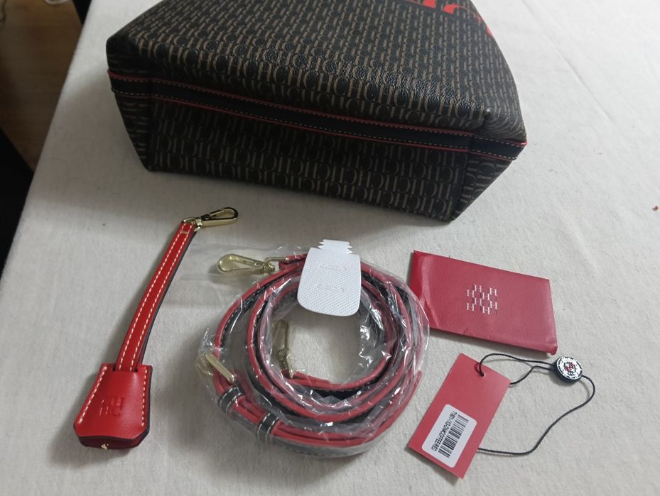 Mala em castanho e vermelho