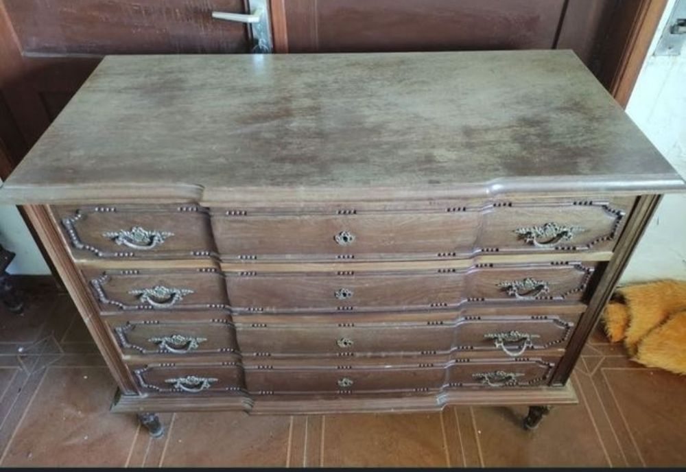 Cómoda antiga em madeira