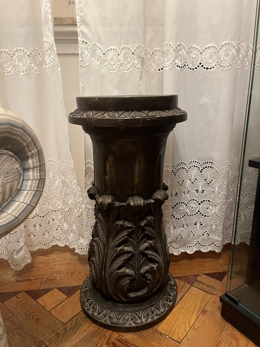 Coluna decorativa em gesso pintado