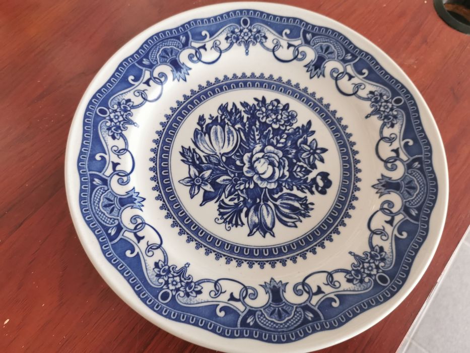 Pratos de louça diversa.