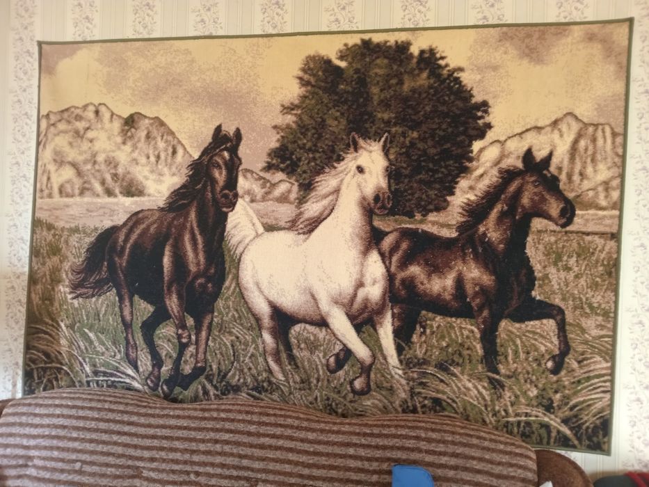 Продам килим із зображенням коней