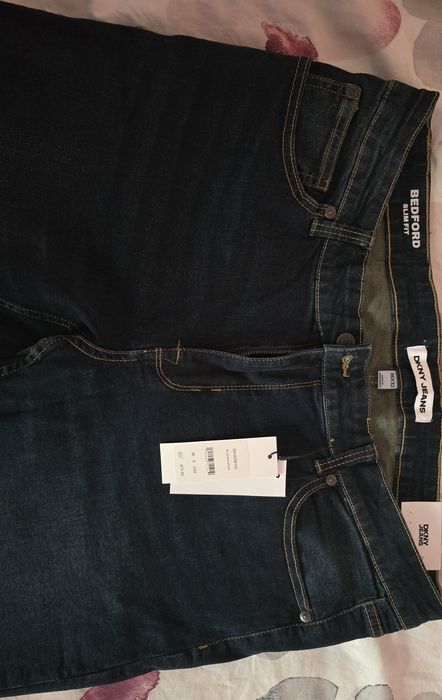 Spodnie jeans DKNY, rozciagajace sie. 36Wx32L. Nowe