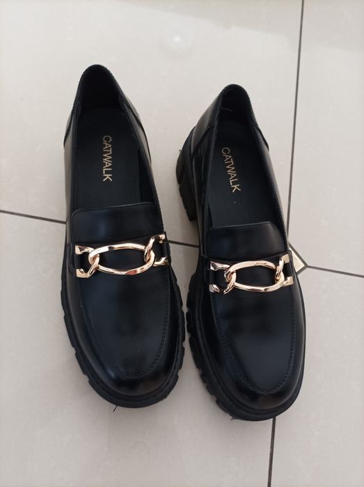 Czarne mokasyny Catwalk ze złotym łańcuszkiem rozm. 37