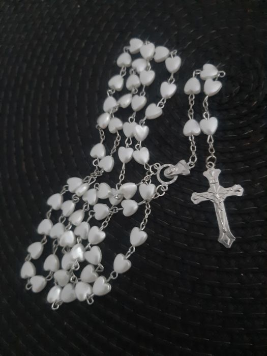 Różaniec białe serduszka