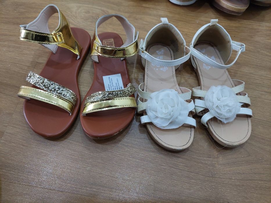 2 pares de sandalias
