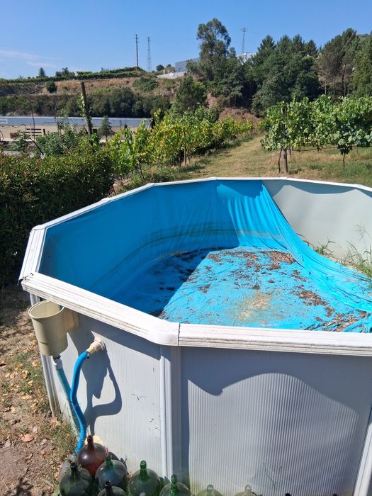 Vendo piscina  com a estrutura em bom estado.