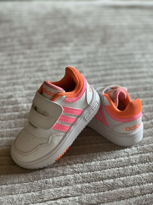 Фірмові кросівки adidas для дівчинки