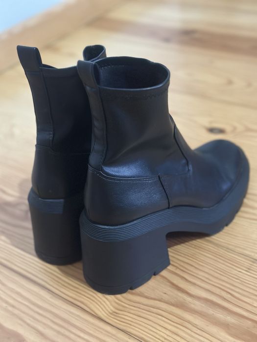 Botas Stradivarius.