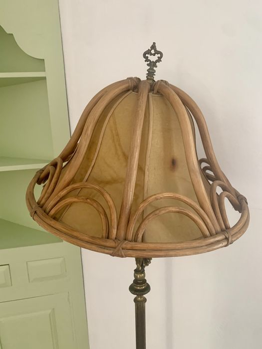 Candeeiro de pé antigo