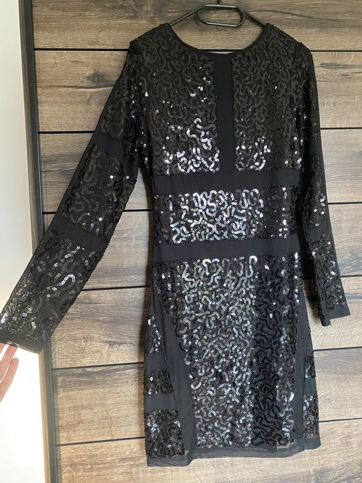 Czarna sukienka z cekinami