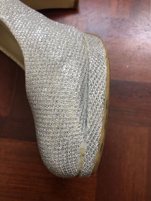 Sapatos de salto alto prateados