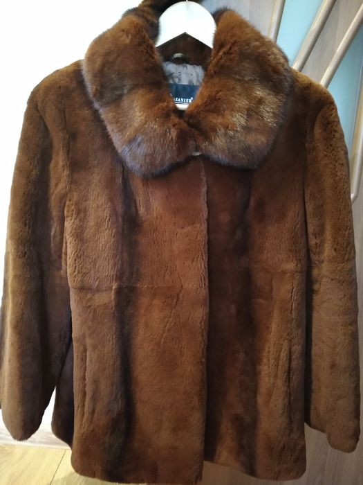 В продажі шуба з бобрика.