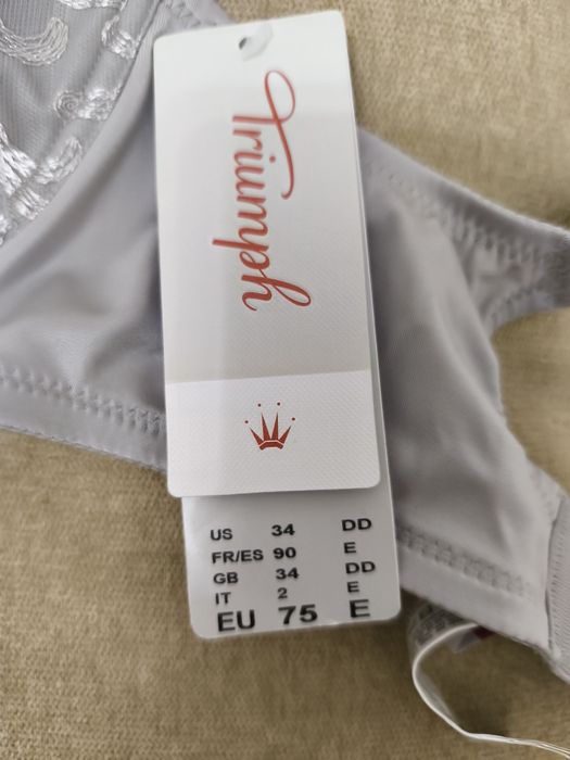 Жіночий бюстгальтер бренду Triumph.