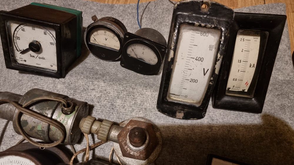 Zestaw wskaźników z lokomotywy