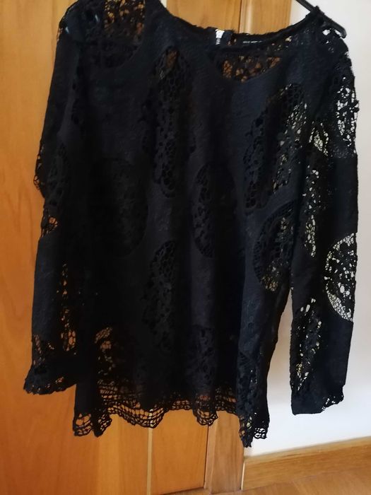 Blusa preta em renda de malha.