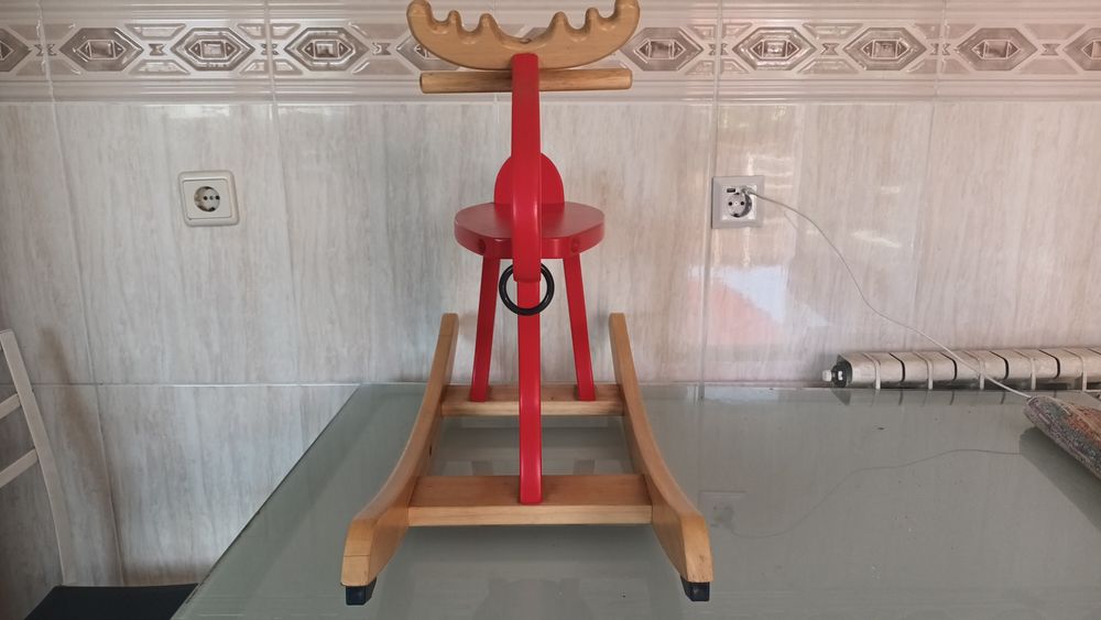 Cavalinho baloiço de madeira para criança