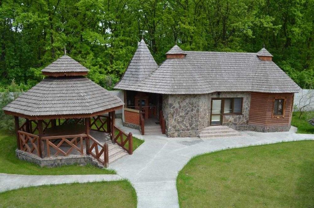 Продам усадьбу в Орловщине (3 дома на участке 40 соток)бассейн, беседка, камин