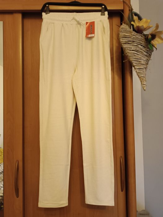 Nowe,Damskie,,kremowe.spodnie- leginsy ,od środka ocieplene,roz xl/2