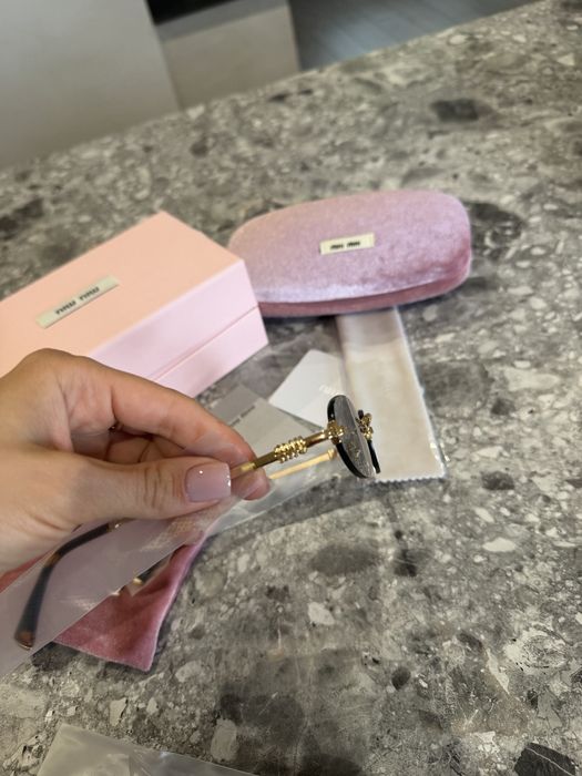 Сонцезахисні очки miu miu