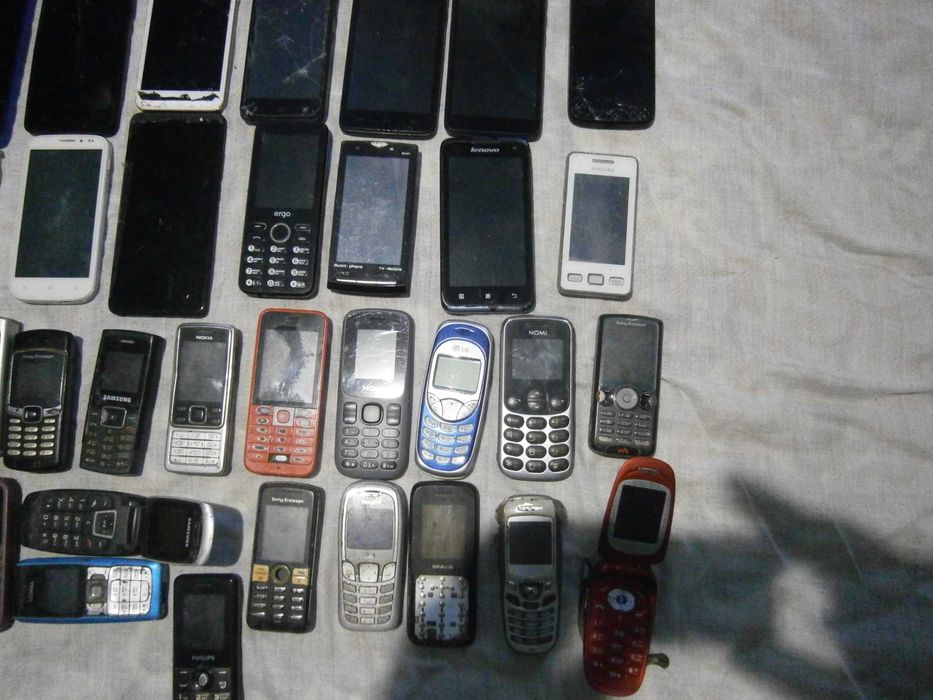 Мобильные телефоны ( один лот )