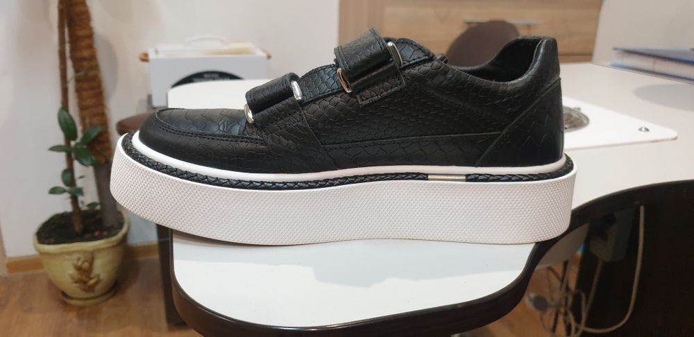 Кожаные ботинки.