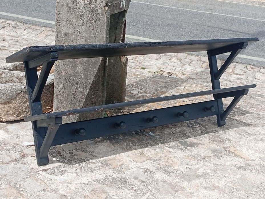 Cabide de parede rústico com prateleiras