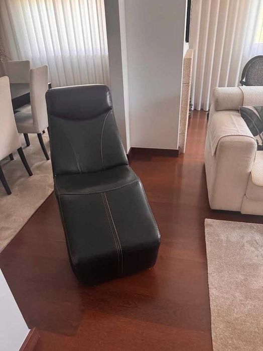Poltrona de Design em Pele Sintética Preta – Excelente Estado