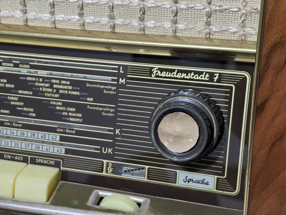 Rádio antigo reparado SABA