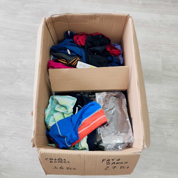 Lote de bikinis e fatos banho 350 peças