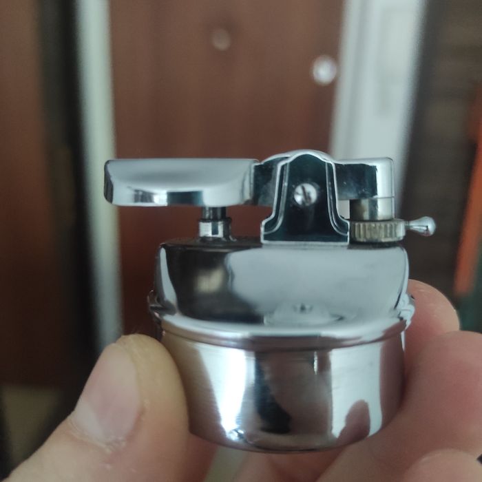 Zapalniczka vintage w kształcie jajka.