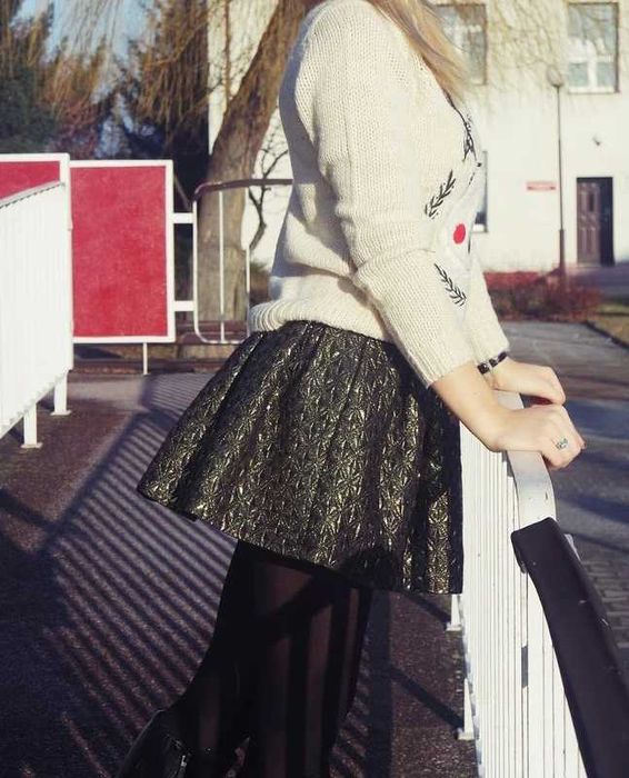 spódniczka rozkloszowana wytłaczane wzory złota S