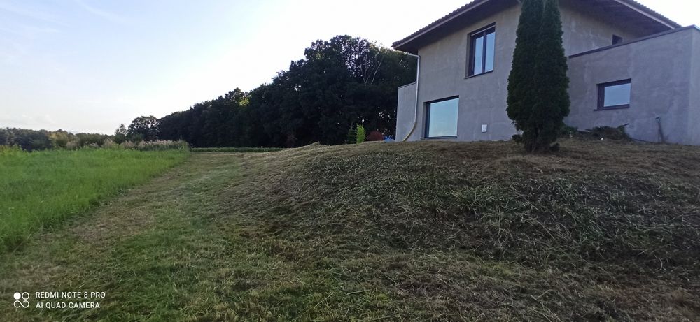 Wykaszanie/koszenie traw kosą spalinową.