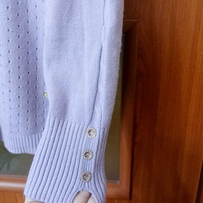 Sweter dekolt w serek