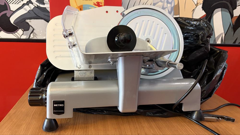 Máquina de fatiar carne METRO, motor com avaria, para reparação ou peças