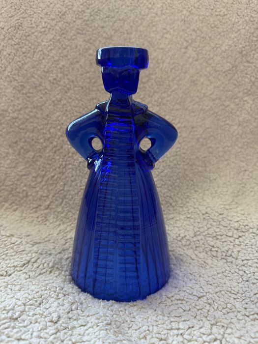 Karolinka – kobaltowy świecznik ze szkła prasowanego Ząbkowice