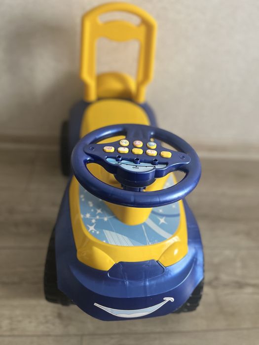 Машинка толокар Doloni Toys жовто-синя з багажником і спинкою
